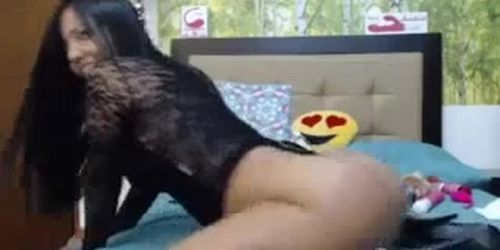 Ebony girl showing strang ass on cam
