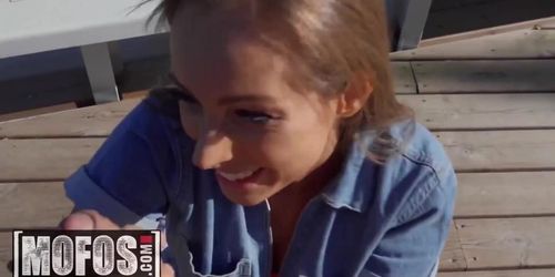 Mofos – Kinuski Getting Fucked In Public By A Helpful Jordi With A Big Dick