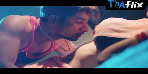 Noor Malabika Breasts,  Underwear Scene  in Palang Tod Siskiyaan