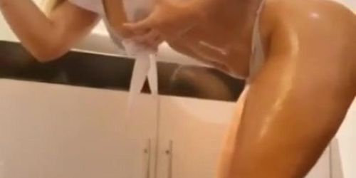 Hot venezuelan big ass suck dildo