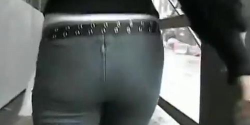 Smoking hot brunette slut street candid booty