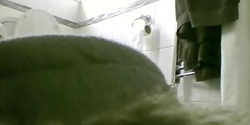 Voyeur peeps a smooth peeing pussy