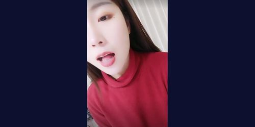 20????????????????????? ??????????A beautiful 20-year-old slutty live broadcast leaking pussy and milk while eating a cock, extr