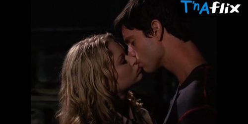 Emilie De Ravin Sexy Scene  in Roswell