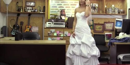 Hot and fabulous girl fucked in the pawnshop as payment