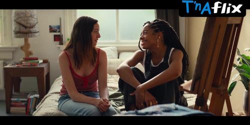 Joy Delima Lesbian,  Breasts Scene  in Happy Ending (Gaite Jansen)