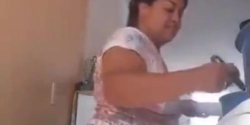 Esposa cozinha com dildo enfiado no rabo