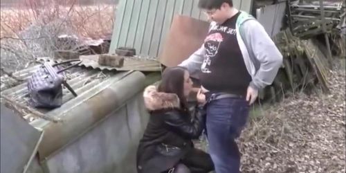 Glücklicher Nerd mit kleinem Schwanz, der versucht, vollbusiges Teen zu ficken