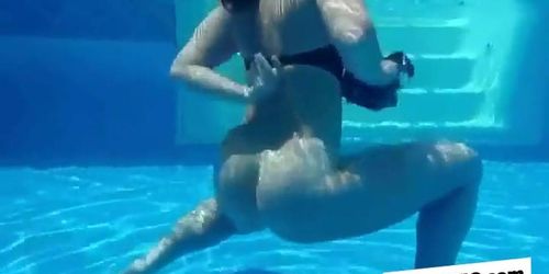 Curvy pawg strips and shakes her big booty underwater