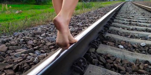 barefeet walking on rails0