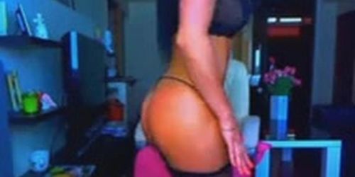 Hot Mama Shakes Booty on Cam (Go Hard)