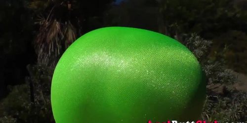 Ho shows off round ass