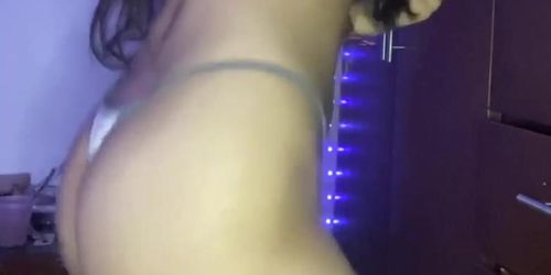 Teen colombiana bailando en tanga