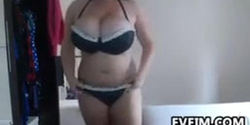 Thick And Busty Webcam Girl