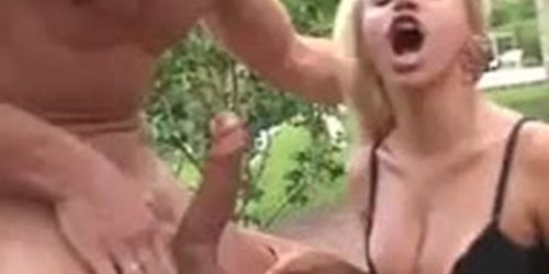 Sexo com loira e morena gostosa na fazenda