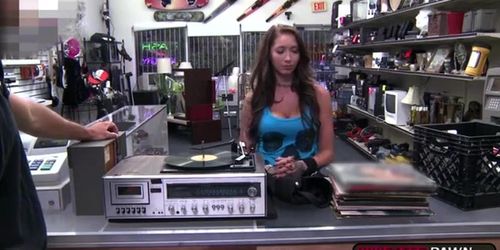 A beautiful slut gives an awesome blowjob in the pawnshop