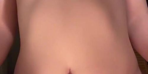 Featureless slut fucks herself with a big dildo and squirts all over you