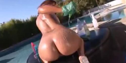 Big booty ebony on oil