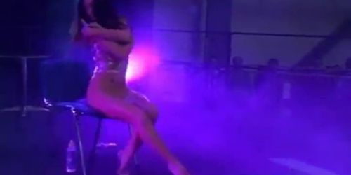 Sensual babe with great body gives show