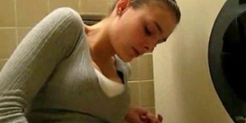 Sexy Melissa Fingert sich ein in der Schule