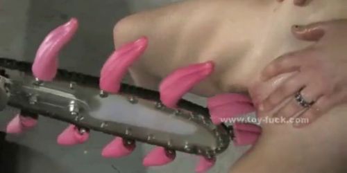 Not very great looking babe masturbating with automatic fuck mach