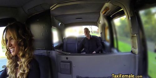 Dude fucks mindblowing pussy in taxi