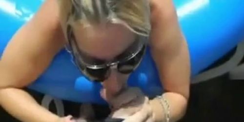 a la vue des voisins elle suce dans la piscine