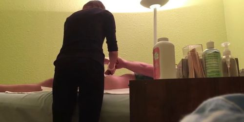 Guy accidentally cums while getting his dick waxed - Tnaflix.com