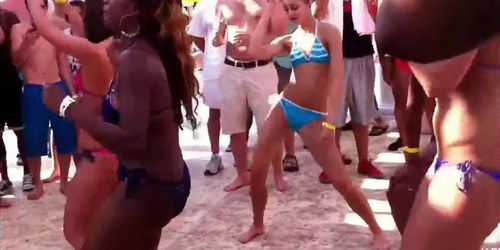 Bikini buttcrack 2