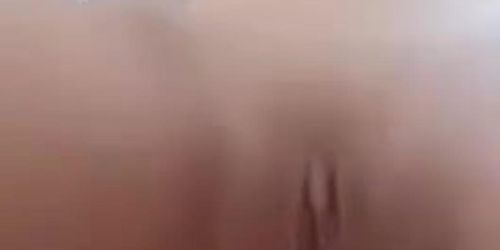 Com a bunda sentada num pau grande