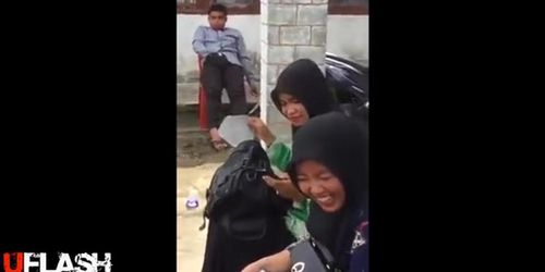 hijab girls laughs at wanker