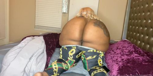 Bbw showing azz