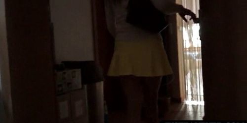 公共の場でセックスのためのブルネットのホットアマチュアストリッピング