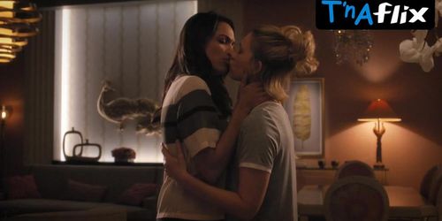 Rosario Dawson Lesbian Scene  in Jane The Virgin