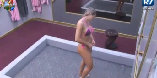 Aryane Steiknopf bem gostosa tomando banho (Aryane Steinkopf)