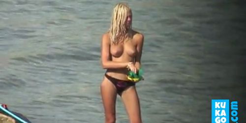 Voyeur Nice Tits on public beach - video 2