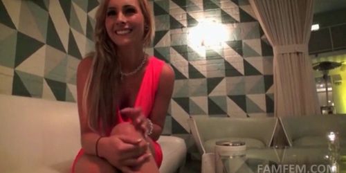 Rubia sexy se quita la lencería y hace una mamada en POV