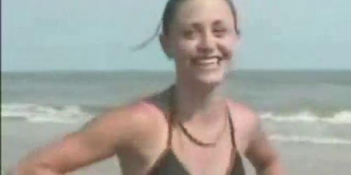 Meisje verloor weddenschap moest strippen op het strand