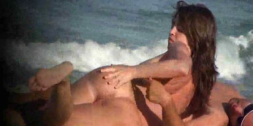 Couple nudiste sur une plage