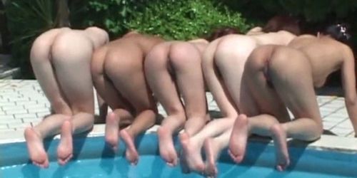 Adolescentes japonaises clignotant des chattes poilues dans un gangbang de piscine