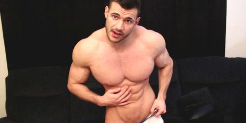 MUSCLESTUD CUMS HARD