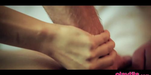 Giving your GF a relaxing sexy massageleads to a fuck
