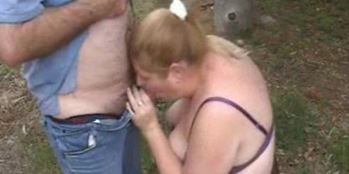 Seks met overspelige huisvrouw in openbaar park