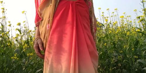 Desi village bhabhi pissing public porn outdoor