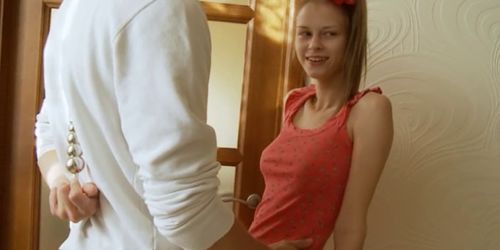 Rondborstige Servische tiener met kont dildoed