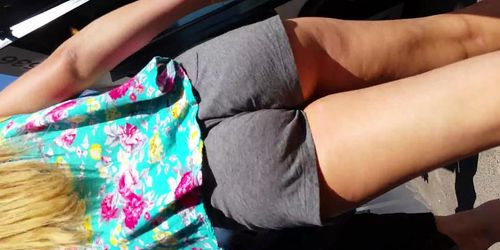 grey shorts