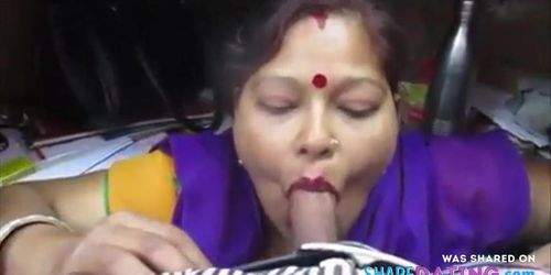 Desi aunty giving blowjob and deepthroat drank cum