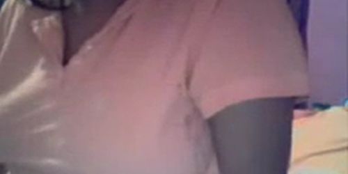 Übrigens zeigt Mädchen Brüste vor der Webcam