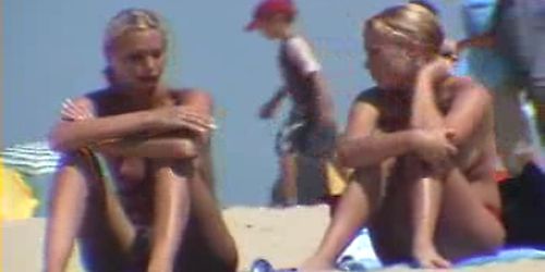 Schattige blonde meisjes op het strand - verborgen camera