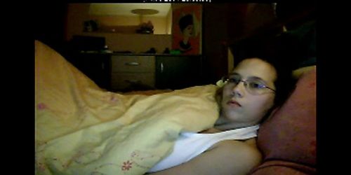 Frau mastrubiert auf Spycam in ihrem Bett
